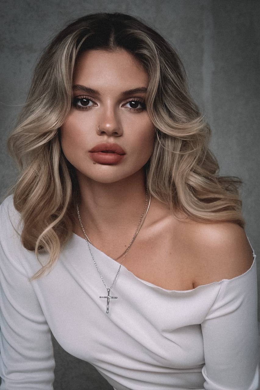 Недавно у нас был невероятный съемочный день с @polinalagutina 🤍! Я взяла на себя роли модели и визажиста — для меня это всегда нереальный прилив энергии | Сетка — социальная сеть от hh.ru