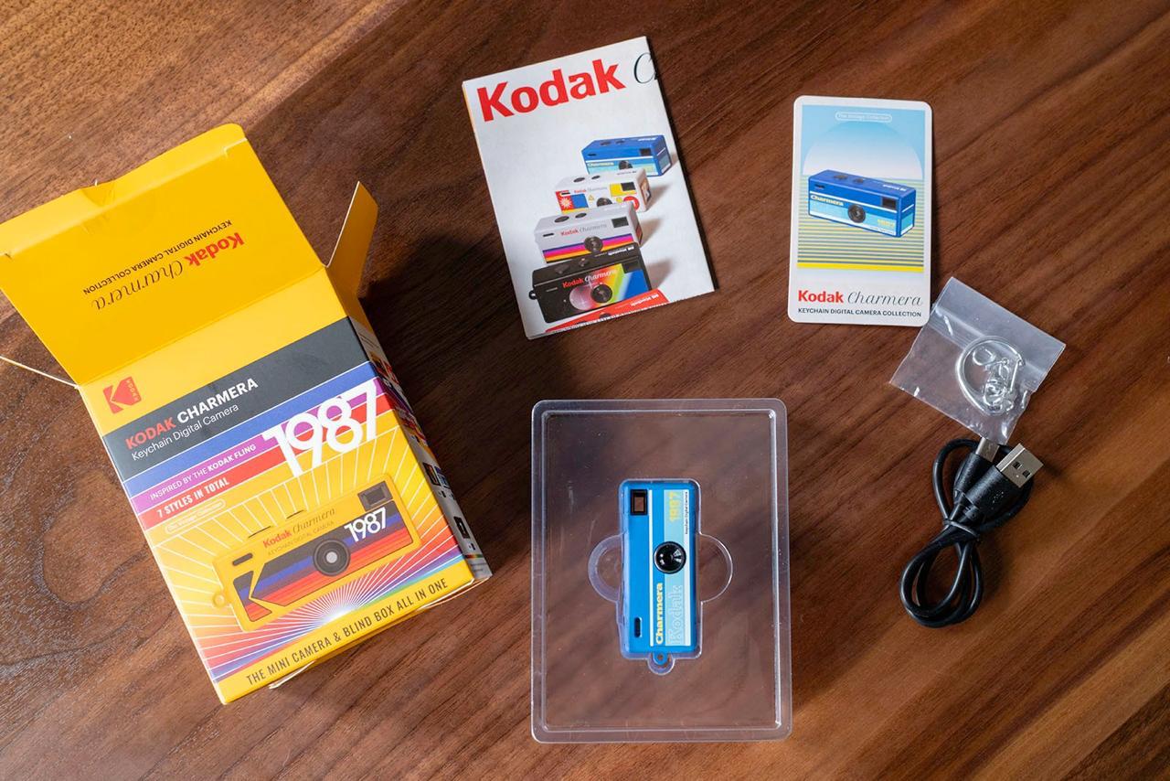 Kodak представила крошечную камеру-брелок, умеющую снимать фото и видео прямо на microSD-карту.
Устройство оснащено встроенными фильтрами в духе 90-х, придающими кадрам винтажный шарм | Сетка — социальная сеть от hh.ru