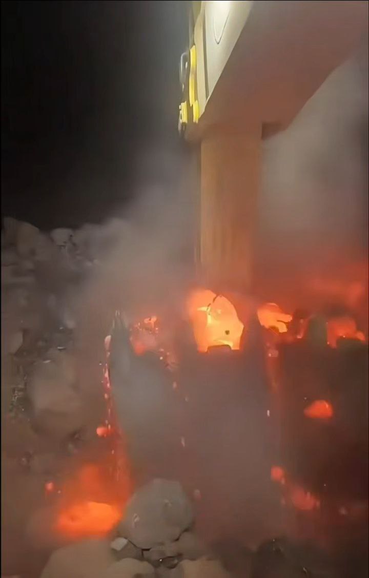 Самовозгорание каменного угля оказалось делом рук бактерий 😱 Они питаются пиритом и сульфидами железа, выделяя столько тепла, что уголь вспыхивает сам собой! 🌡️✨
В этом посте были ссылки, но мы их уда... | Сетка — социальная сеть от hh.ru