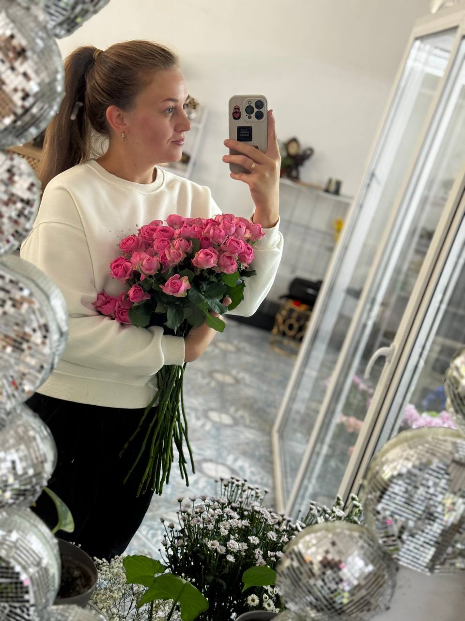 Давно не было меня в постах 💕 сегодня съемки в салоне цветов, поэтому ловите красивые фото✨ | Сетка — социальная сеть от hh.ru