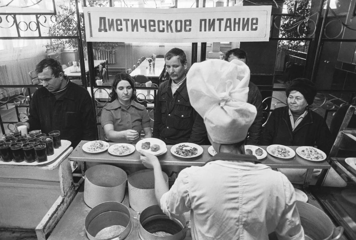 UPD: Фото оказалось фейком — надпись изменили. В оригинале написано «диетическое питание». Прошу прощения за то, что поделилась недостоверной информацией. | Сетка — социальная сеть от hh.ru