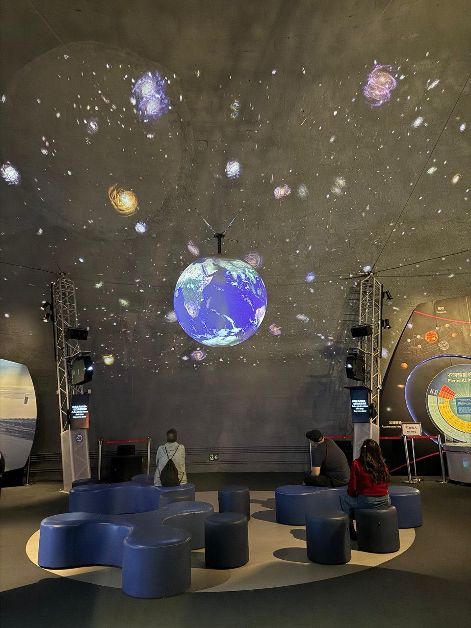 Hong Kong Space Museum
Нам так понравился музей денег, что мы решили ещё и зацепить музей космоса. И не зря! Локация оказалась очень эффектной | Сетка — социальная сеть от hh.ru