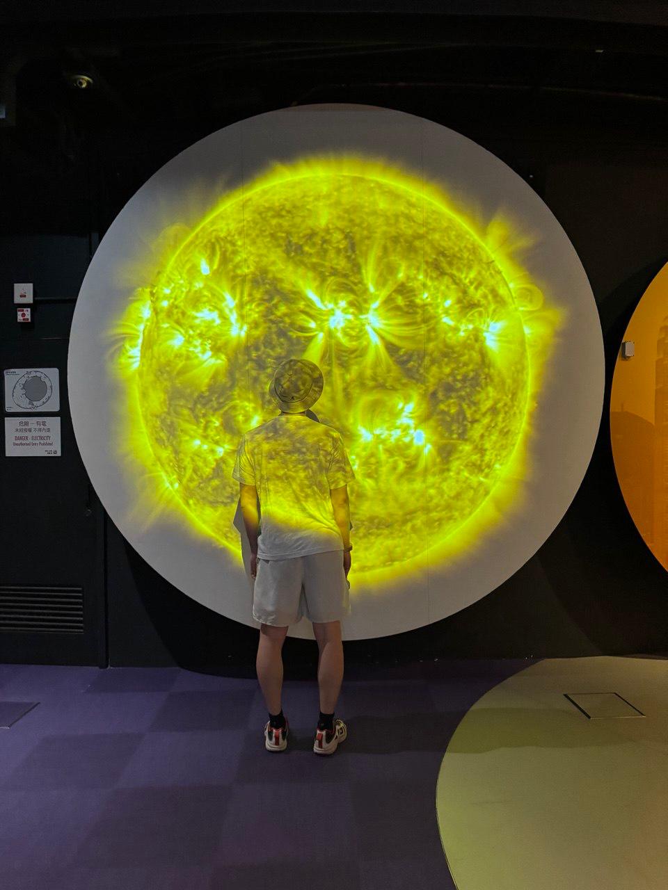 Hong Kong Space Museum
Нам так понравился музей денег, что мы решили ещё и зацепить музей космоса. И не зря! Локация оказалась очень эффектной | Сетка — социальная сеть от hh.ru