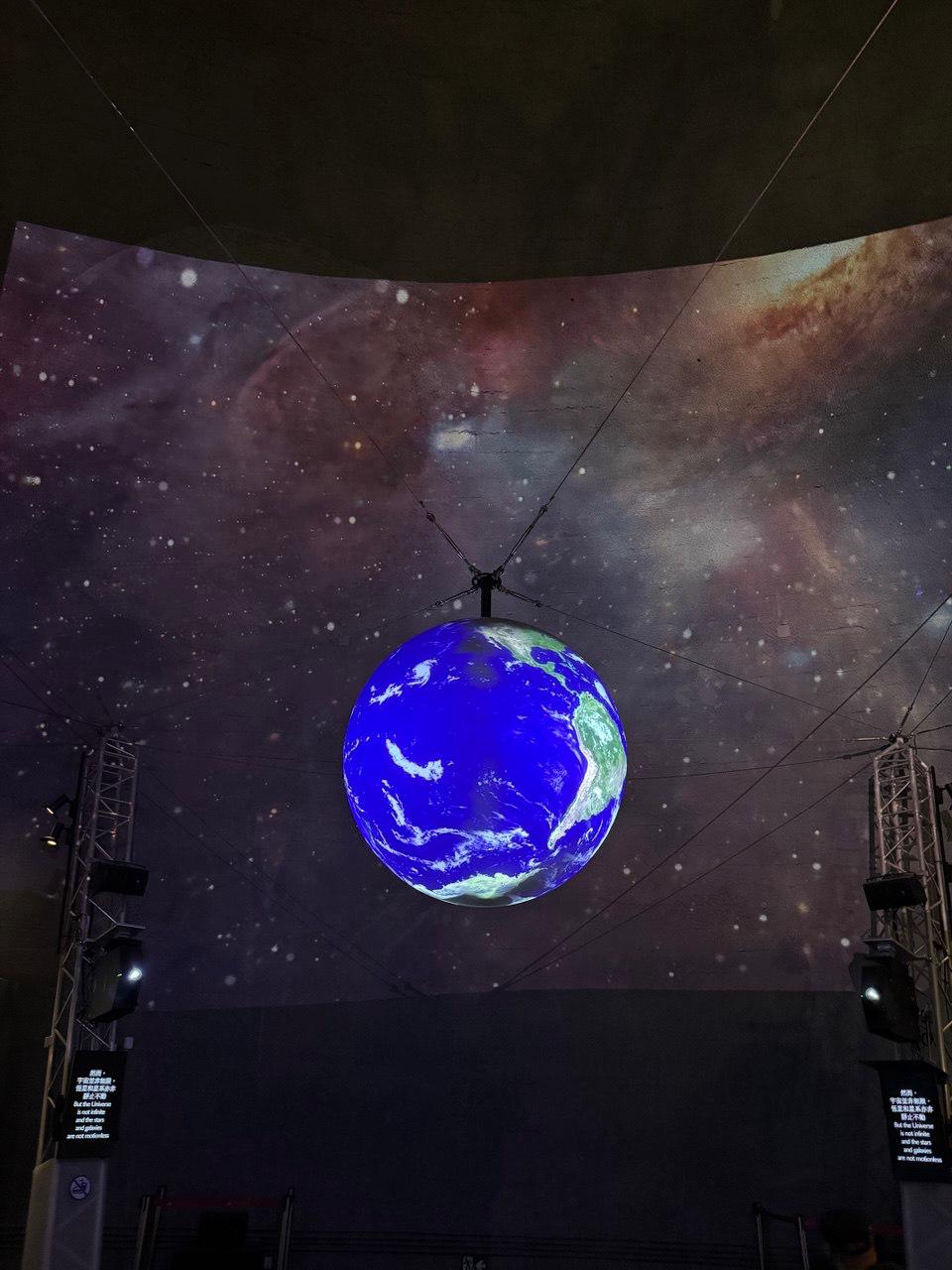Hong Kong Space Museum
Нам так понравился музей денег, что мы решили ещё и зацепить музей космоса. И не зря! Локация оказалась очень эффектной | Сетка — социальная сеть от hh.ru