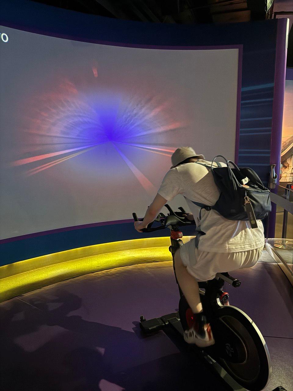 Hong Kong Space Museum
Нам так понравился музей денег, что мы решили ещё и зацепить музей космоса. И не зря! Локация оказалась очень эффектной | Сетка — социальная сеть от hh.ru