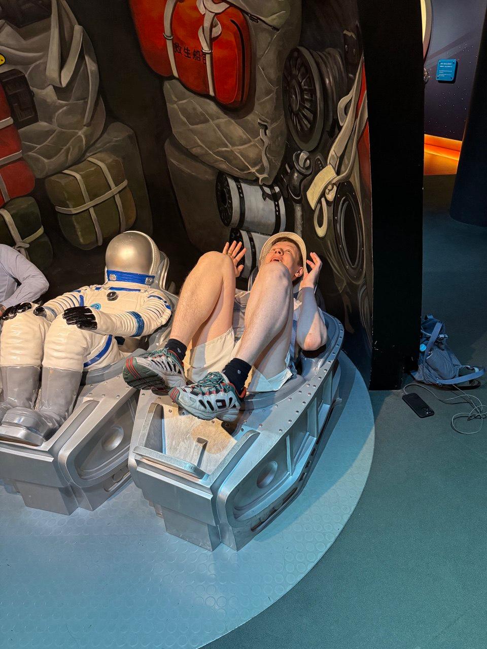 Hong Kong Space Museum
Нам так понравился музей денег, что мы решили ещё и зацепить музей космоса. И не зря! Локация оказалась очень эффектной | Сетка — социальная сеть от hh.ru