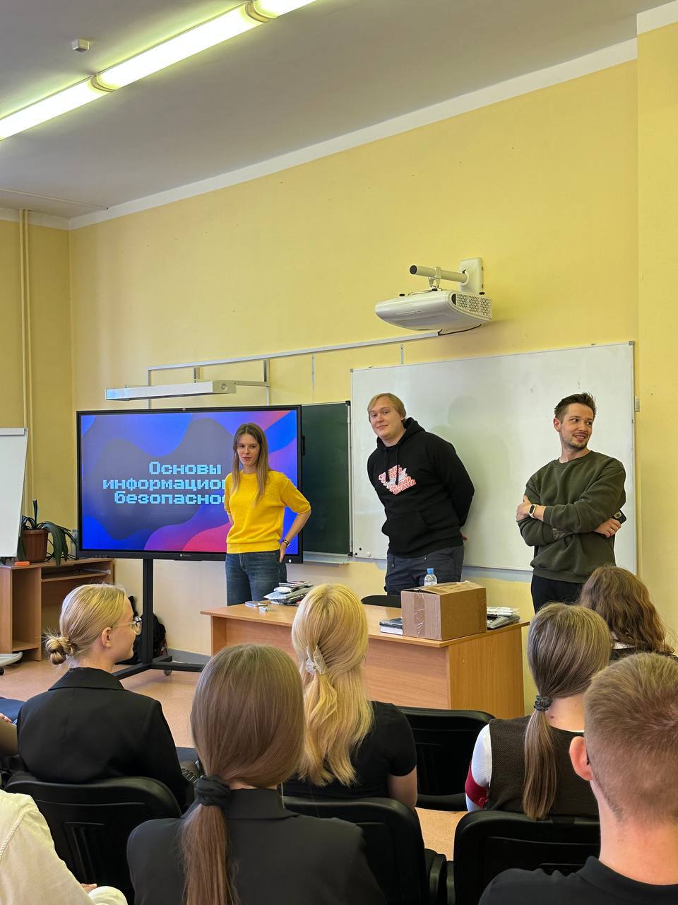 Итак, пост про нашу поездку к детям
Начнем с того, что я очень долго тянул резину с тем, чтобы взять себя в руки и создать тот самый чат, куда я позже добавил всех тех неравнодушных людей, которые отк... | Сетка — социальная сеть от hh.ru