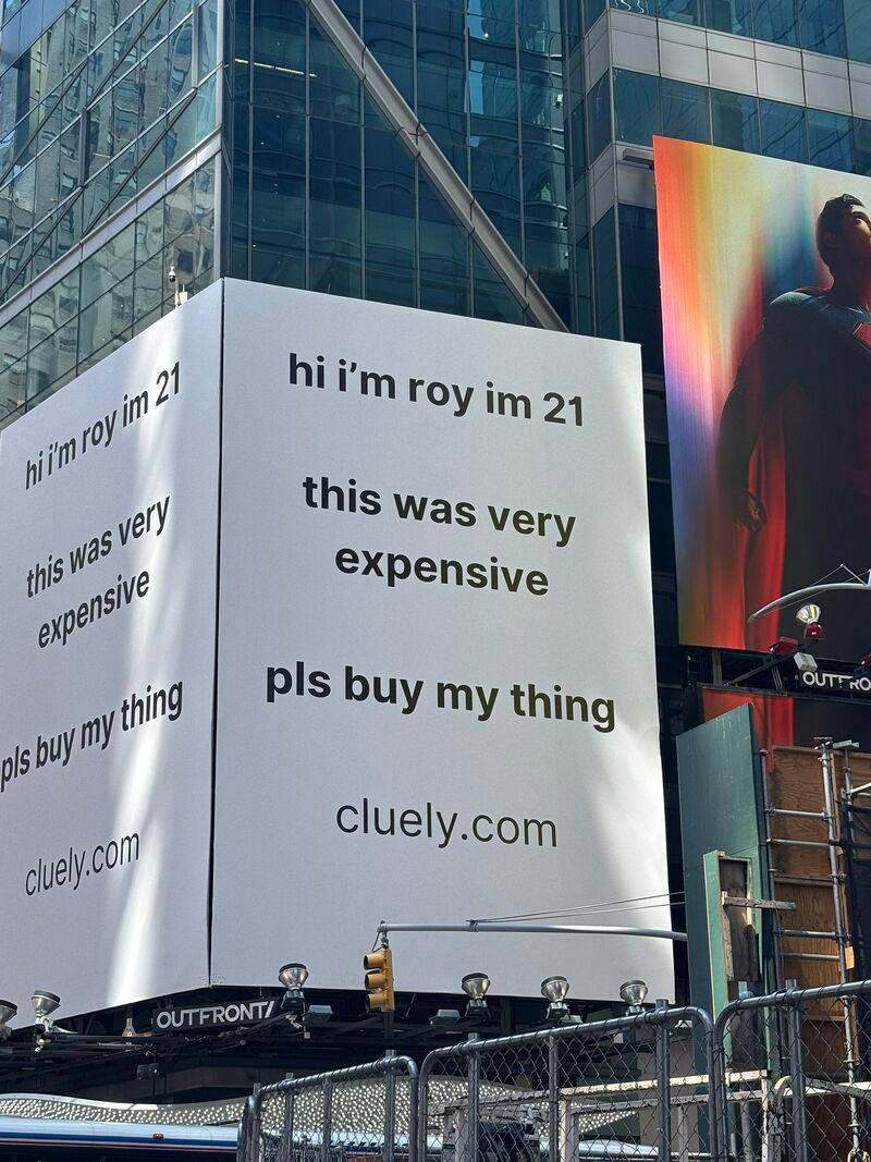 Реклама без рекламы
Предприниматель Рой Ли купил несколько щитов на Таймс-сквер и просто написал:
“Привет, я Рой, мне 21. Эта реклама дорого мне обошлась. Пожалуйста, купите мой продукт” | Сетка — социальная сеть от hh.ru