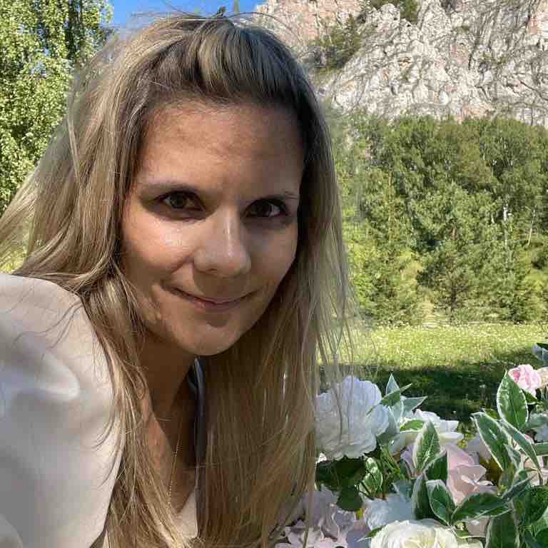 Анна Попова