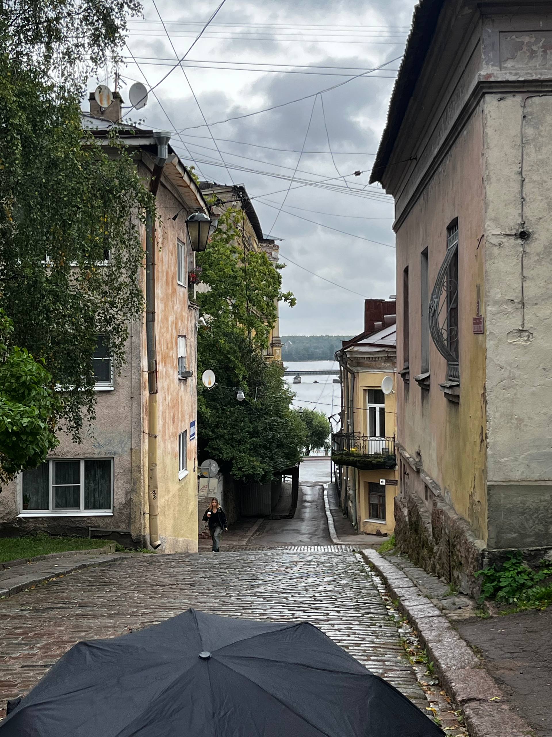 Немного лайва
Сгоняли в Выборг. От Москвы 800 туда и 800 км обратно. В сумме потрачено 16 часов на дорогу.
Красивый и спокойный город. Архитектура разная — шведская, финская, русская | Сетка — социальная сеть от hh.ru