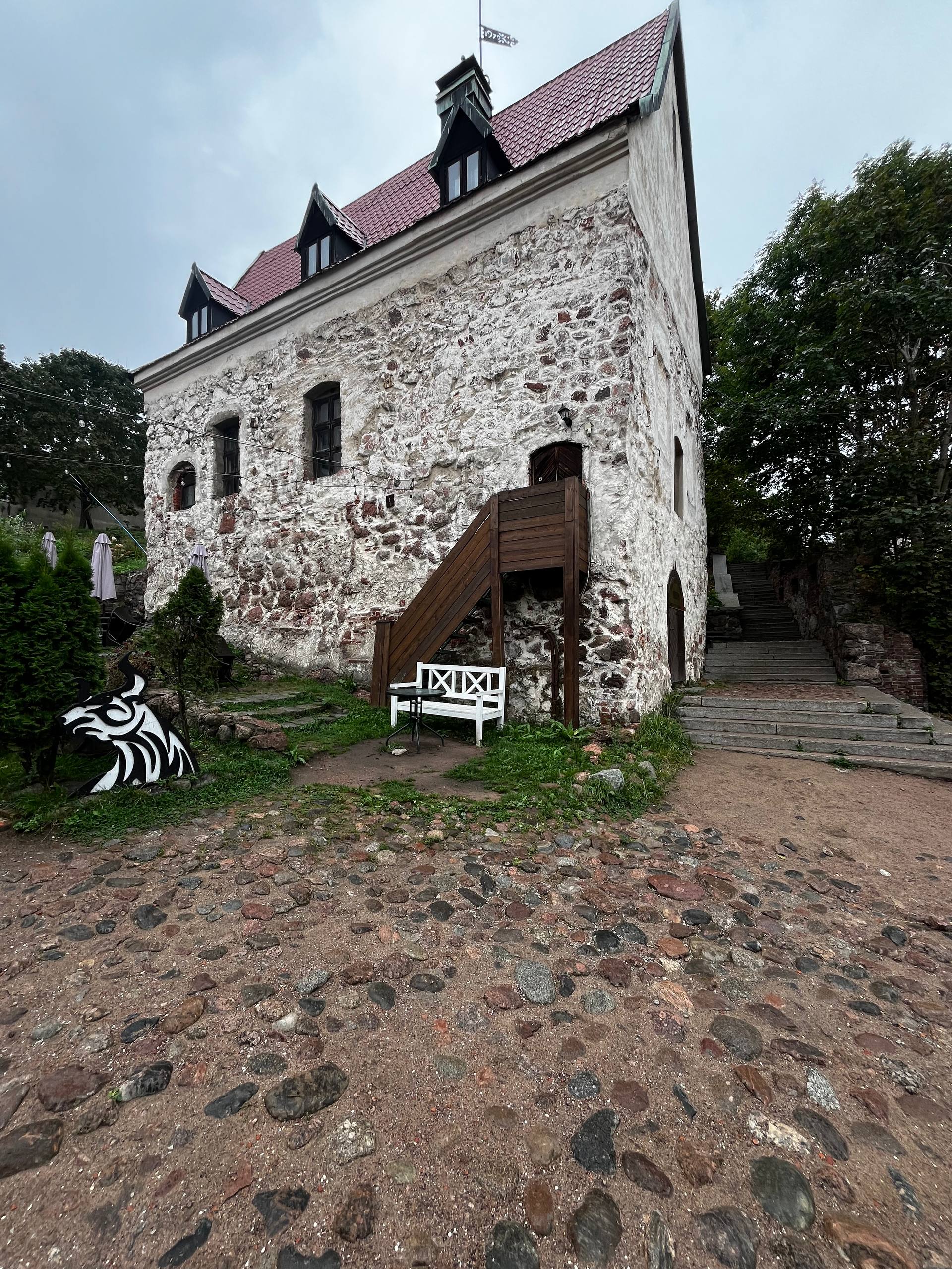 Немного лайва
Сгоняли в Выборг. От Москвы 800 туда и 800 км обратно. В сумме потрачено 16 часов на дорогу.
Красивый и спокойный город. Архитектура разная — шведская, финская, русская | Сетка — социальная сеть от hh.ru