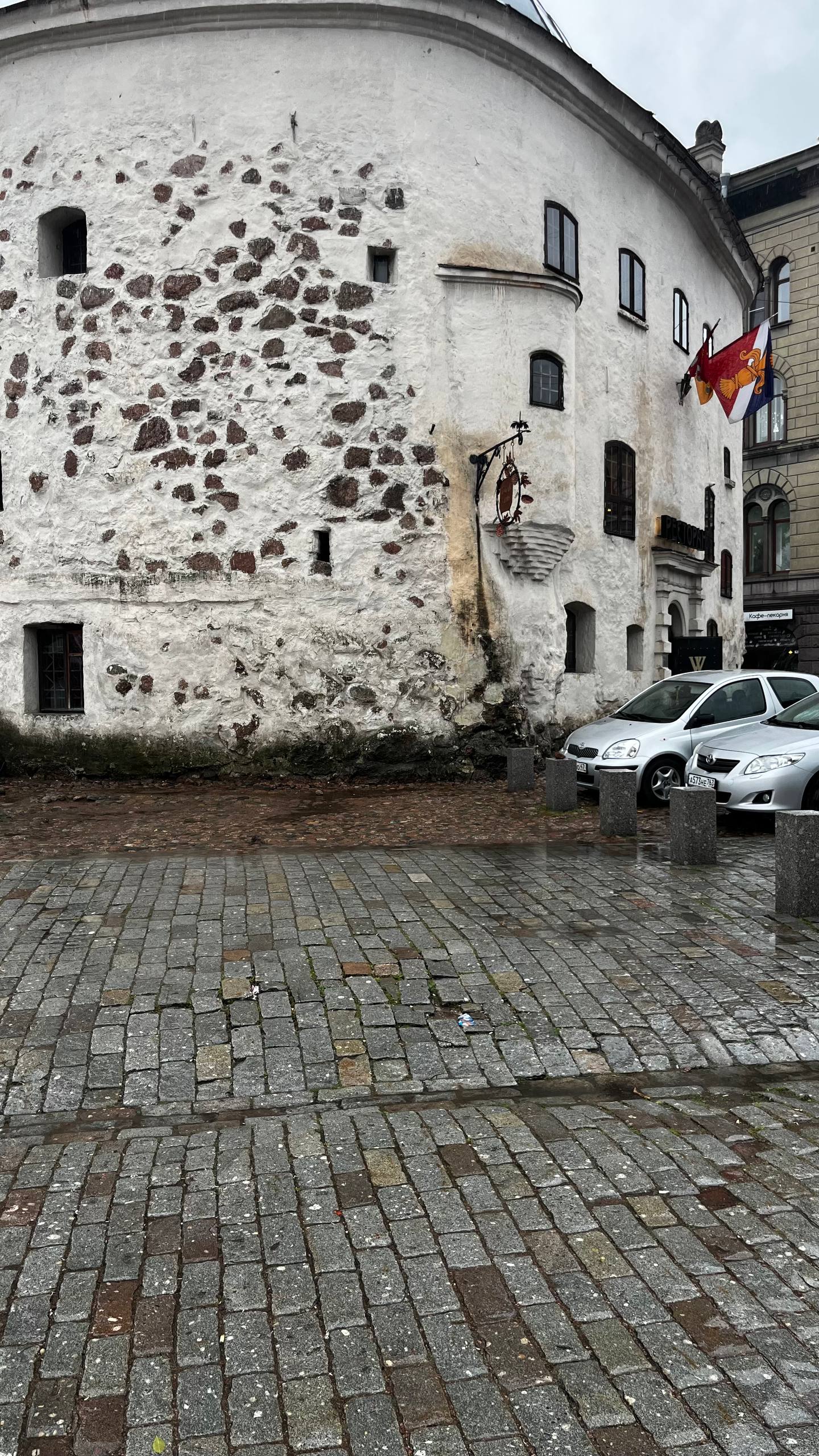 Немного лайва
Сгоняли в Выборг. От Москвы 800 туда и 800 км обратно. В сумме потрачено 16 часов на дорогу.
Красивый и спокойный город. Архитектура разная — шведская, финская, русская | Сетка — социальная сеть от hh.ru