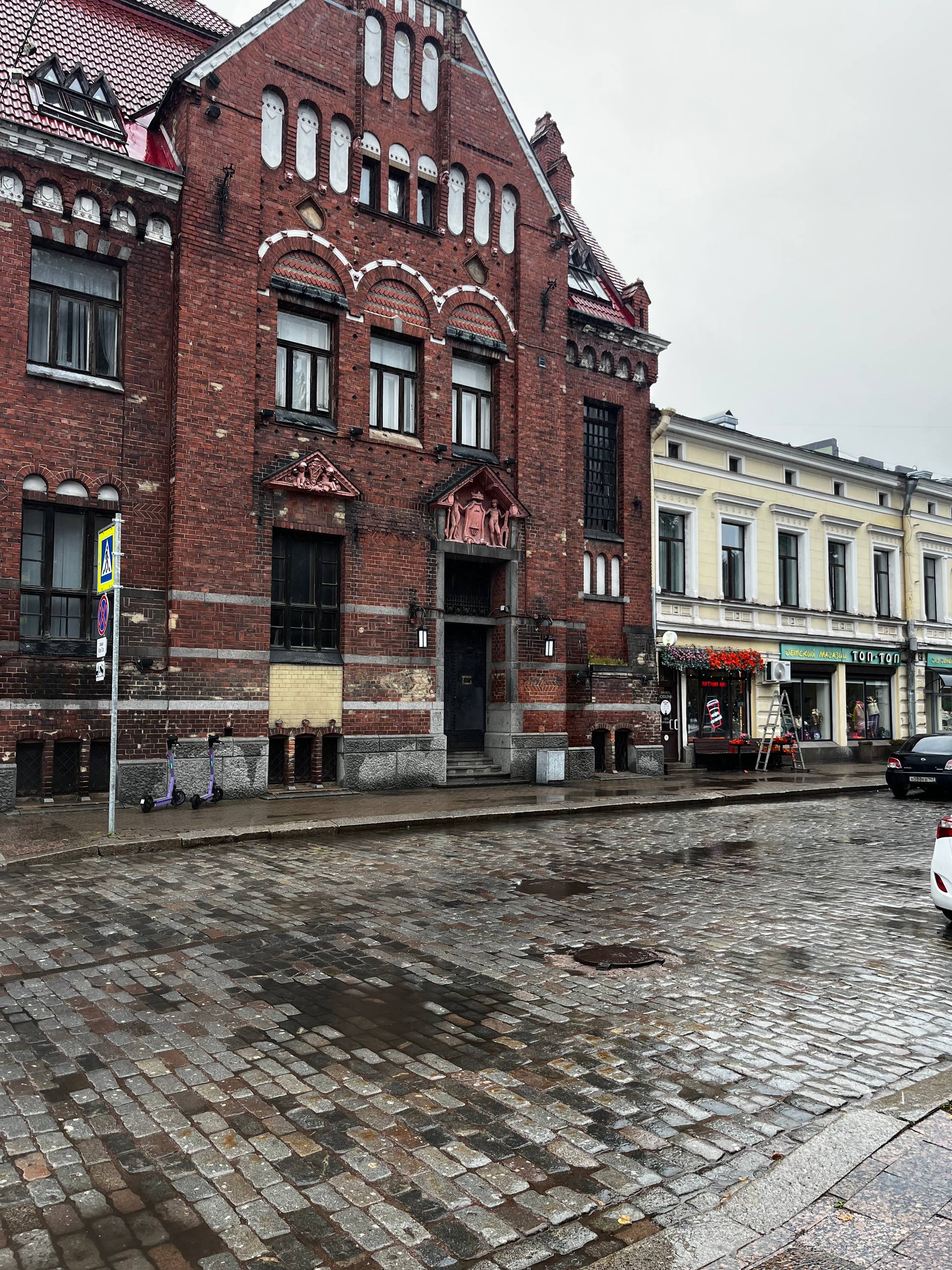 Немного лайва
Сгоняли в Выборг. От Москвы 800 туда и 800 км обратно. В сумме потрачено 16 часов на дорогу.
Красивый и спокойный город. Архитектура разная — шведская, финская, русская | Сетка — социальная сеть от hh.ru