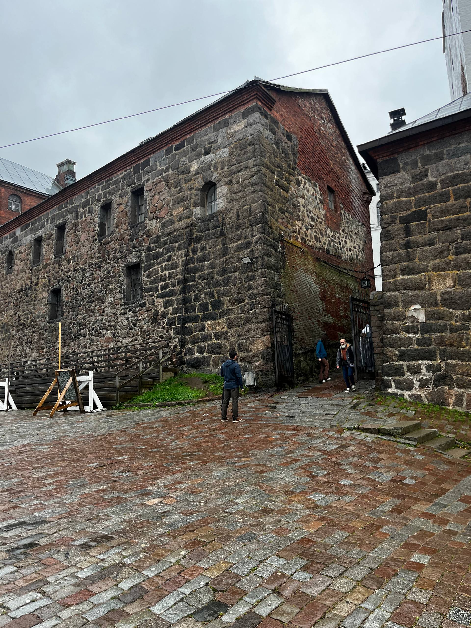Немного лайва
Сгоняли в Выборг. От Москвы 800 туда и 800 км обратно. В сумме потрачено 16 часов на дорогу.
Красивый и спокойный город. Архитектура разная — шведская, финская, русская | Сетка — социальная сеть от hh.ru