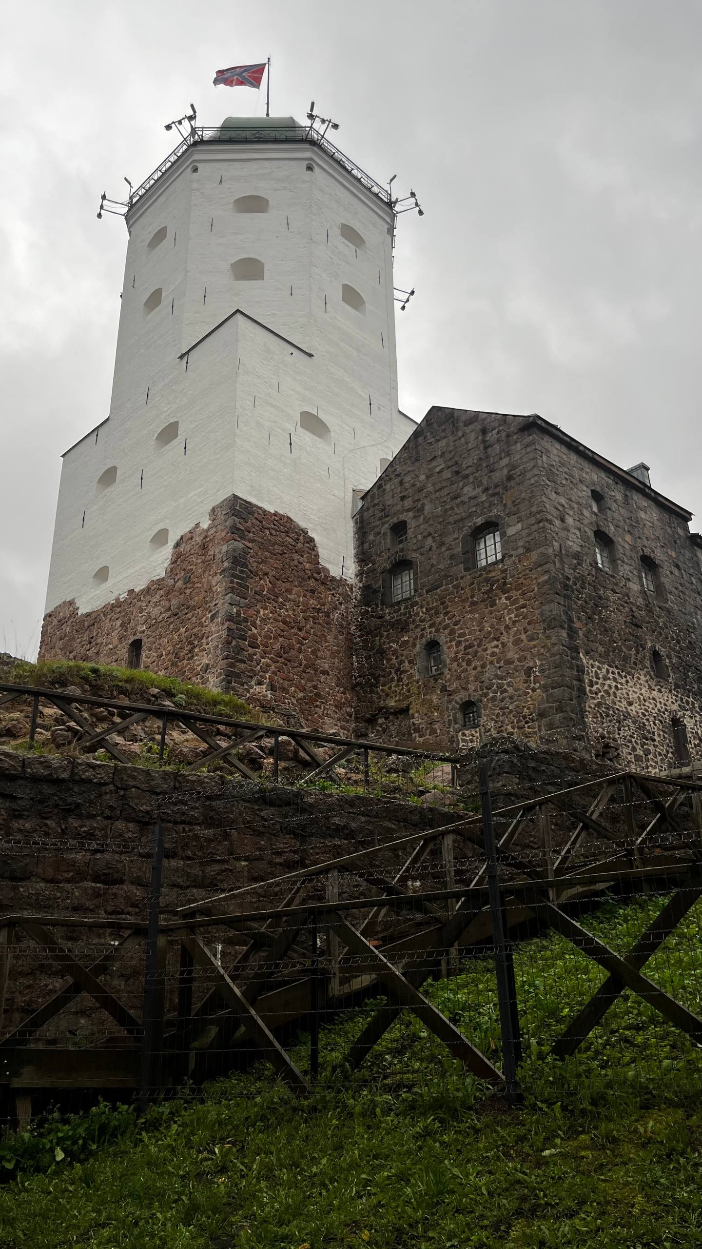 Немного лайва
Сгоняли в Выборг. От Москвы 800 туда и 800 км обратно. В сумме потрачено 16 часов на дорогу.
Красивый и спокойный город. Архитектура разная — шведская, финская, русская | Сетка — социальная сеть от hh.ru