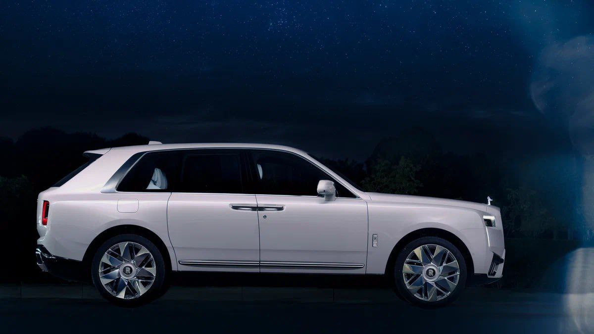 ❤️ Rolls-Royce показал Cullinan с расписанным вручную космическим небом
Rolls-Royce решил не останавливаться на «звездном небе» и решил сделать проекцию целого космоса | Сетка — социальная сеть от hh.ru