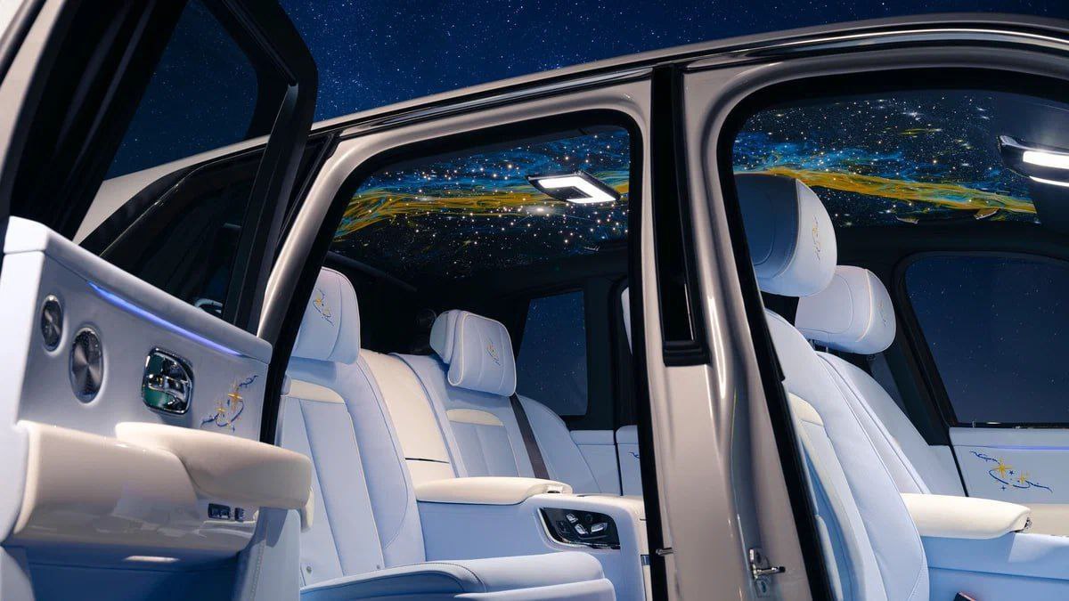 ❤️ Rolls-Royce показал Cullinan с расписанным вручную космическим небом
Rolls-Royce решил не останавливаться на «звездном небе» и решил сделать проекцию целого космоса | Сетка — социальная сеть от hh.ru