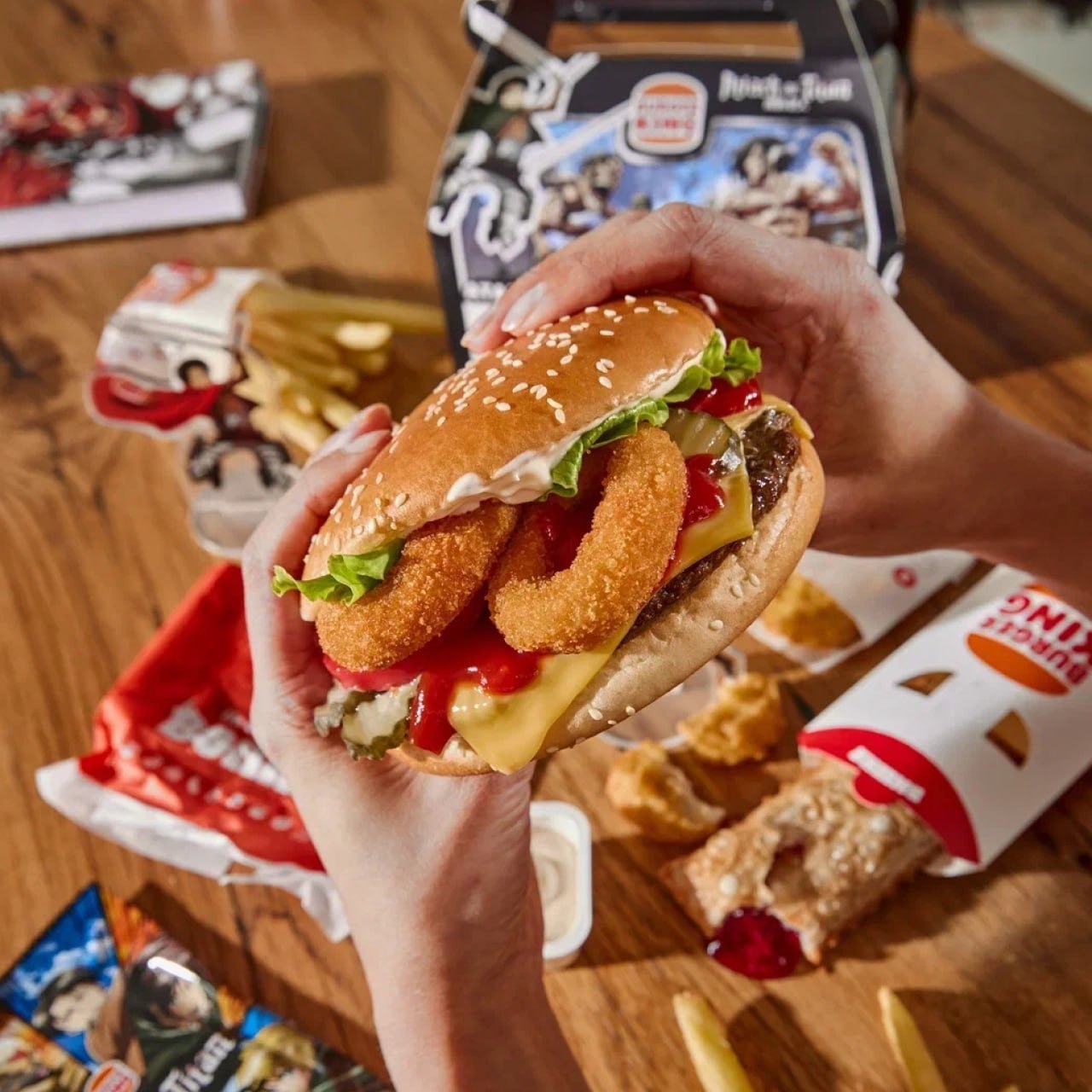 #disimon 🍙
Фанаты смели все боксы «Атаки титанов» в Бургер Кинг за сутки
17 сентября в Бургер Кинг стартовало тематическое меню по аниме «Атака титанов» | Сетка — социальная сеть от hh.ru