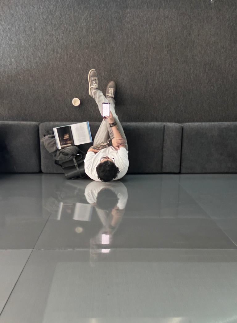 Когда AI бессилен: почему нейросети не могут “понять” перспективу?
Показываю своё фото — снятое вживую, без монтажа: я отдыхаю на диване, вокруг — спокойные львы, которые лежат буквально у моих ног | Сетка — социальная сеть от hh.ru