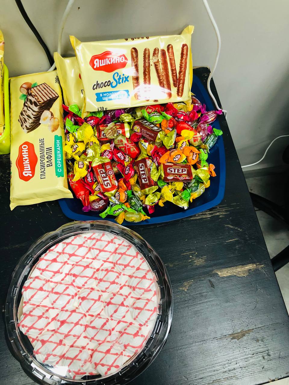 Теперь отмечаем на работе🤣
Новый поворот в жизни у меня - это то, что я прошла в «кадровый резерв» на управляющую магазином👏
не знаю как будет дальше)) как будет так и будет, главное этап пройден💪🎉 | Сетка — социальная сеть от hh.ru