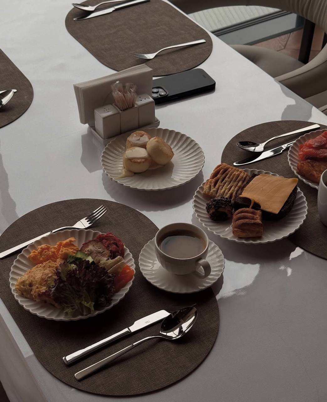 Roomers обеспечил оснащение отеля Cosmos Arbat (Cosmos Hotel Group).🏨
Основная посуда — фарфоровая коллекция Dora, отличающаяся лаконичным дизайном и высокой износостойкостью | Сетка — социальная сеть от hh.ru