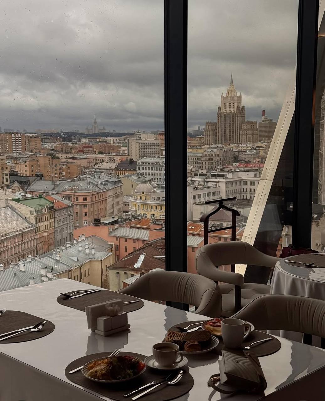 Roomers обеспечил оснащение отеля Cosmos Arbat (Cosmos Hotel Group).🏨
Основная посуда — фарфоровая коллекция Dora, отличающаяся лаконичным дизайном и высокой износостойкостью | Сетка — социальная сеть от hh.ru