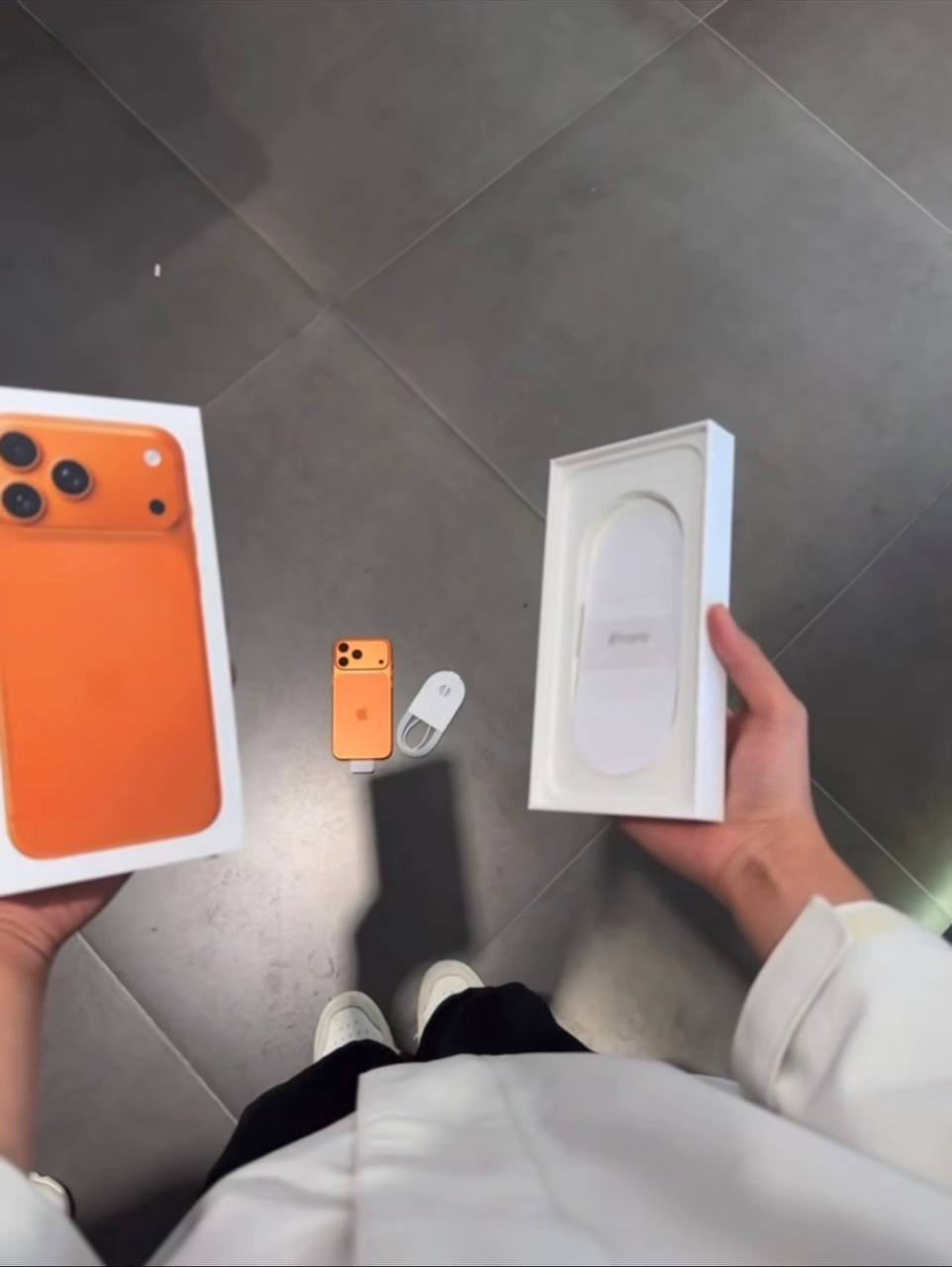 Запуск продаж новых iPhone принес мне фото легендарной распаковки за все времена. Чувак так открыл коробку, что телефон сразу выпал экраном вниз | Сетка — социальная сеть от hh.ru