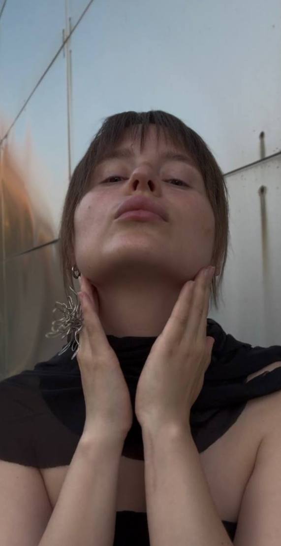 Куда я вышла из чата на два месяца?
В начале августа, в одно знойное воскресенье, я шла по пустому Ростову и разглядывала его самобытные улицы ☀️🪭
И вдруг — прямо на тротуаре — вижу милую конструкцию:... | Сетка — социальная сеть от hh.ru