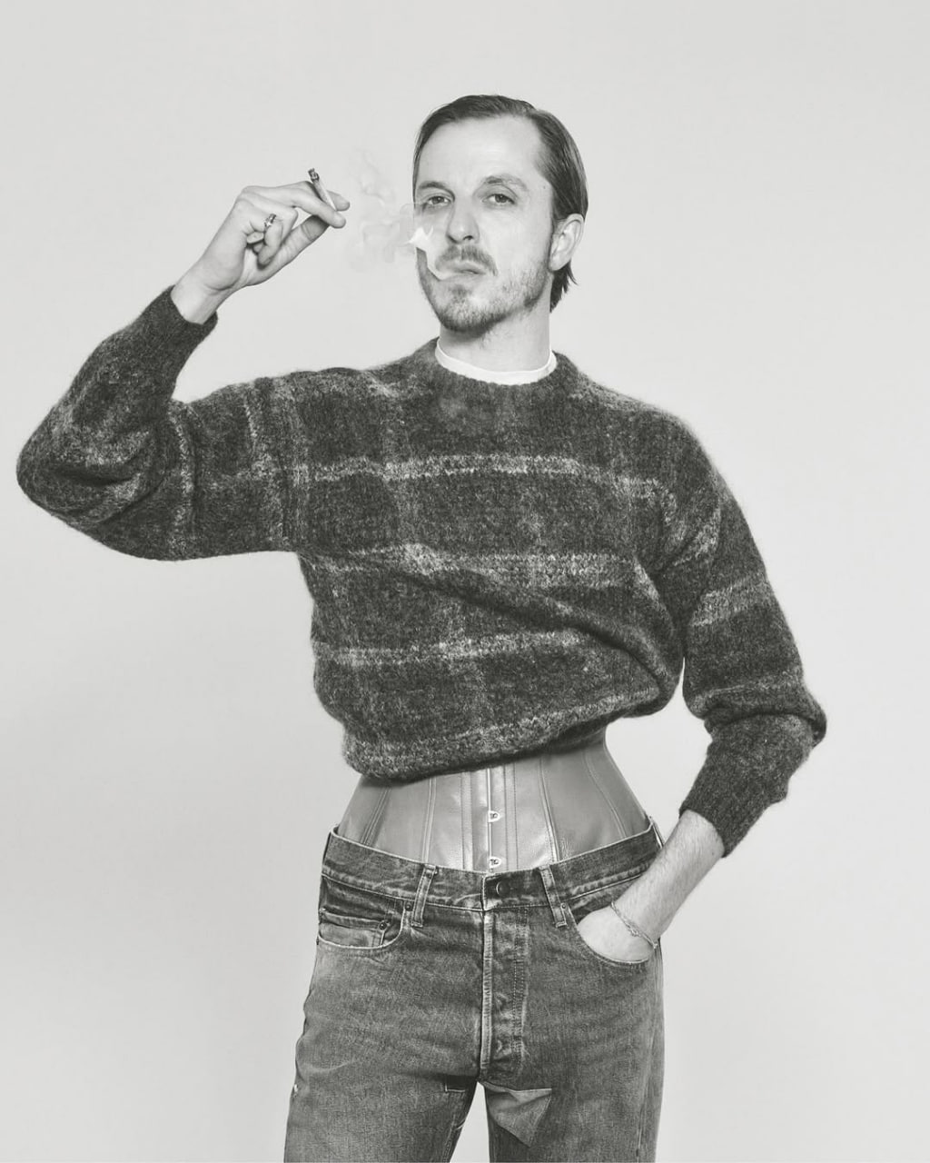Гленн Мартенс, креативный директор Maison Margiela и Diesel дал большое интервью Fantastic Man. Собрали главное:
🔹С основателем Maison Margiela, Мартином, Гленн ни разу не виделся | Сетка — социальная сеть от hh.ru