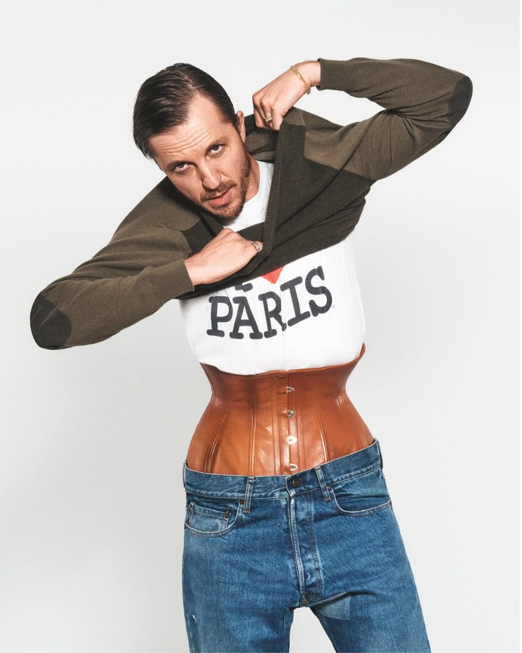 Гленн Мартенс, креативный директор Maison Margiela и Diesel дал большое интервью Fantastic Man. Собрали главное:
🔹С основателем Maison Margiela, Мартином, Гленн ни разу не виделся | Сетка — социальная сеть от hh.ru
