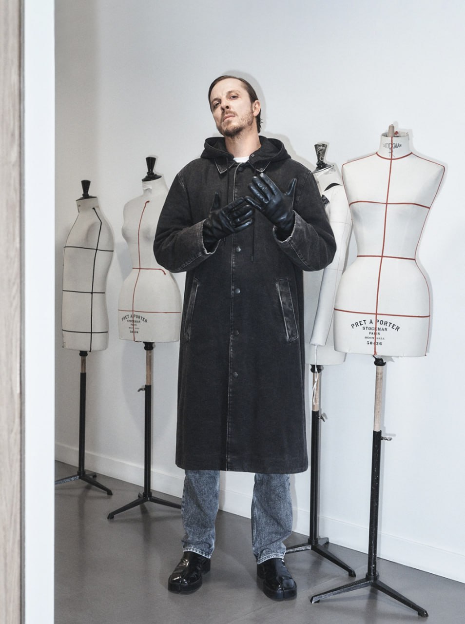 Гленн Мартенс, креативный директор Maison Margiela и Diesel дал большое интервью Fantastic Man. Собрали главное:
🔹С основателем Maison Margiela, Мартином, Гленн ни разу не виделся | Сетка — социальная сеть от hh.ru