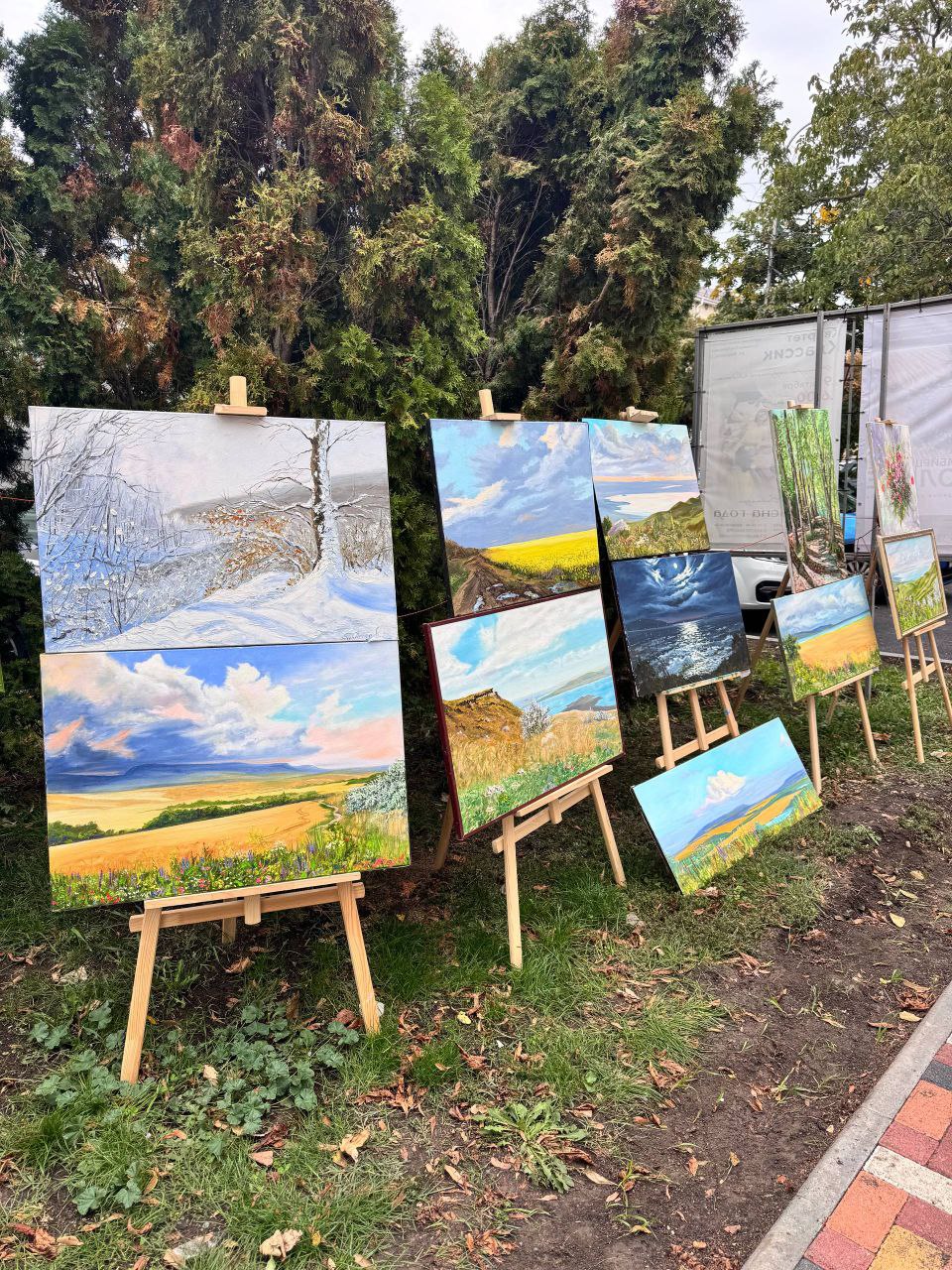 🖼️🎨 Художественная выставка на свежем воздухе возле галереи Гречишкина в Ставрополе
От подписчицы | Сетка — социальная сеть от hh.ru