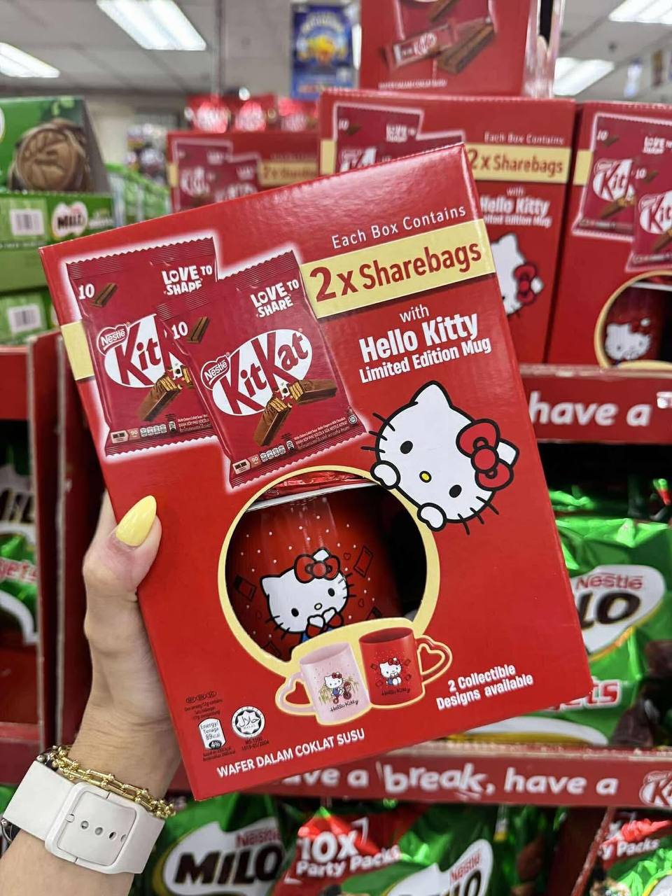 Милота! KitKat в Малайзии заколлабился с Hello Kitty и выпустил наборы с батончиками и коллекционными кружками (красной и розовой).
Что-то чаю захотелось ☕️ | Сетка — социальная сеть от hh.ru