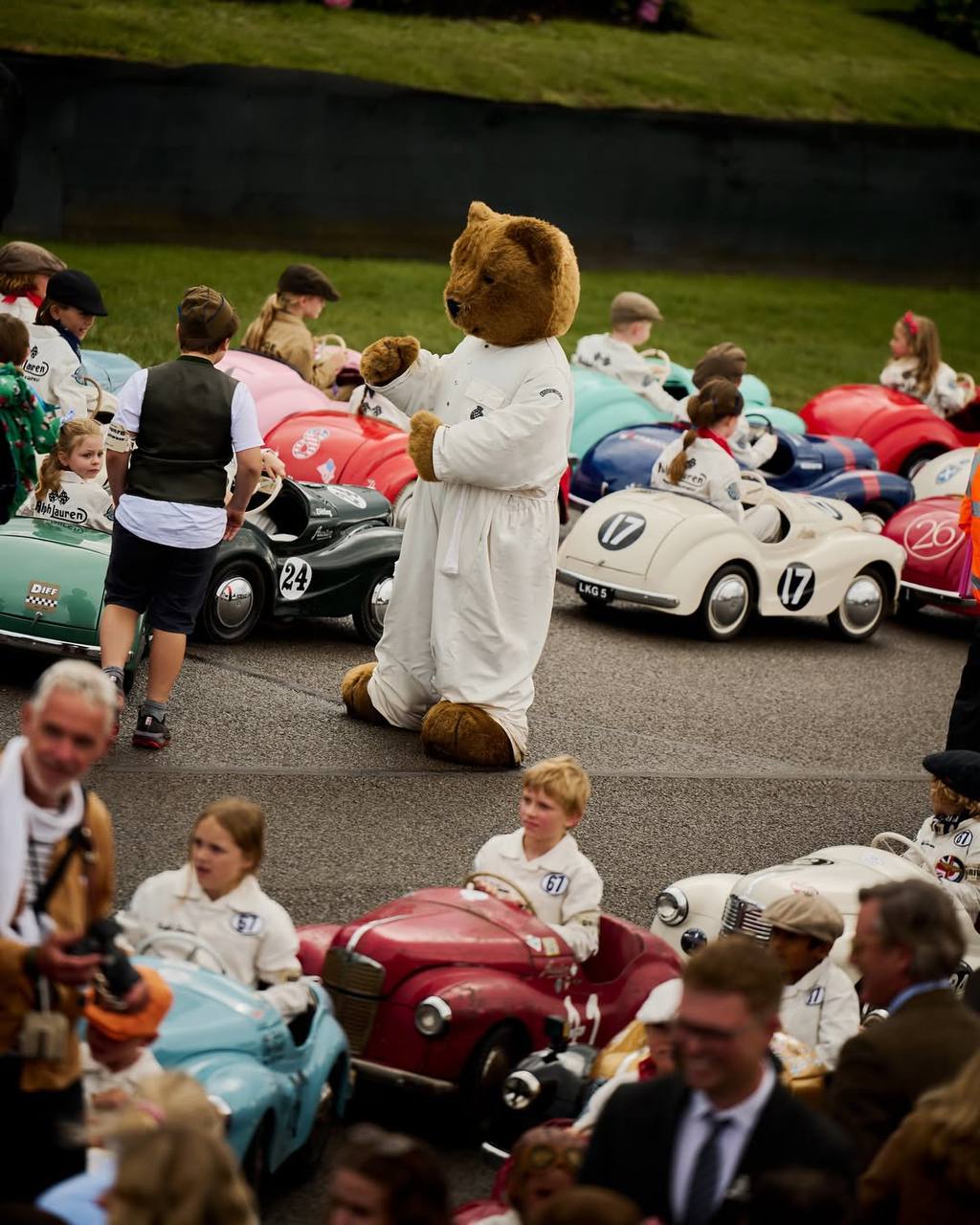 #Артем Элита.
Goodwood Revival – трехдневная гонка на ретро-автомобилях и традиционное развлечение британского эстеблишмента | Сетка — социальная сеть от hh.ru