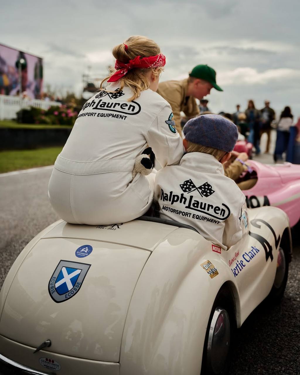 #Артем Элита.
Goodwood Revival – трехдневная гонка на ретро-автомобилях и традиционное развлечение британского эстеблишмента | Сетка — социальная сеть от hh.ru