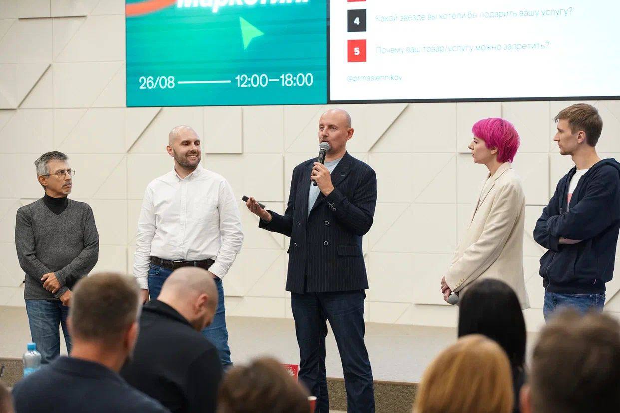 10 золотых советов спикеру
Пока все обсуждают Интервидение, поговорим про законы бизнес-артистизма.
1. Если не работает презентация и кликер - не ругайте организаторов со сцены.
2 | Сетка — социальная сеть от hh.ru