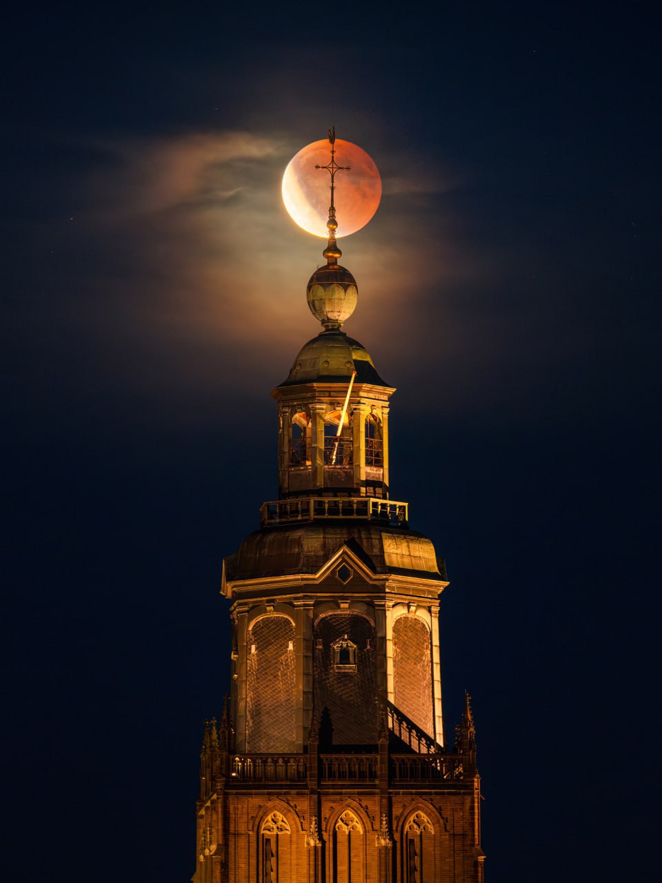 📸 Воскресное вдохновение
Сегодня смотрим на фотографии лунного затмения, которое произошло 7 сентября 2025.
Следующее полное лунное затмение, видимое с территории России, ожидается не раньше 2028 года | Сетка — социальная сеть от hh.ru