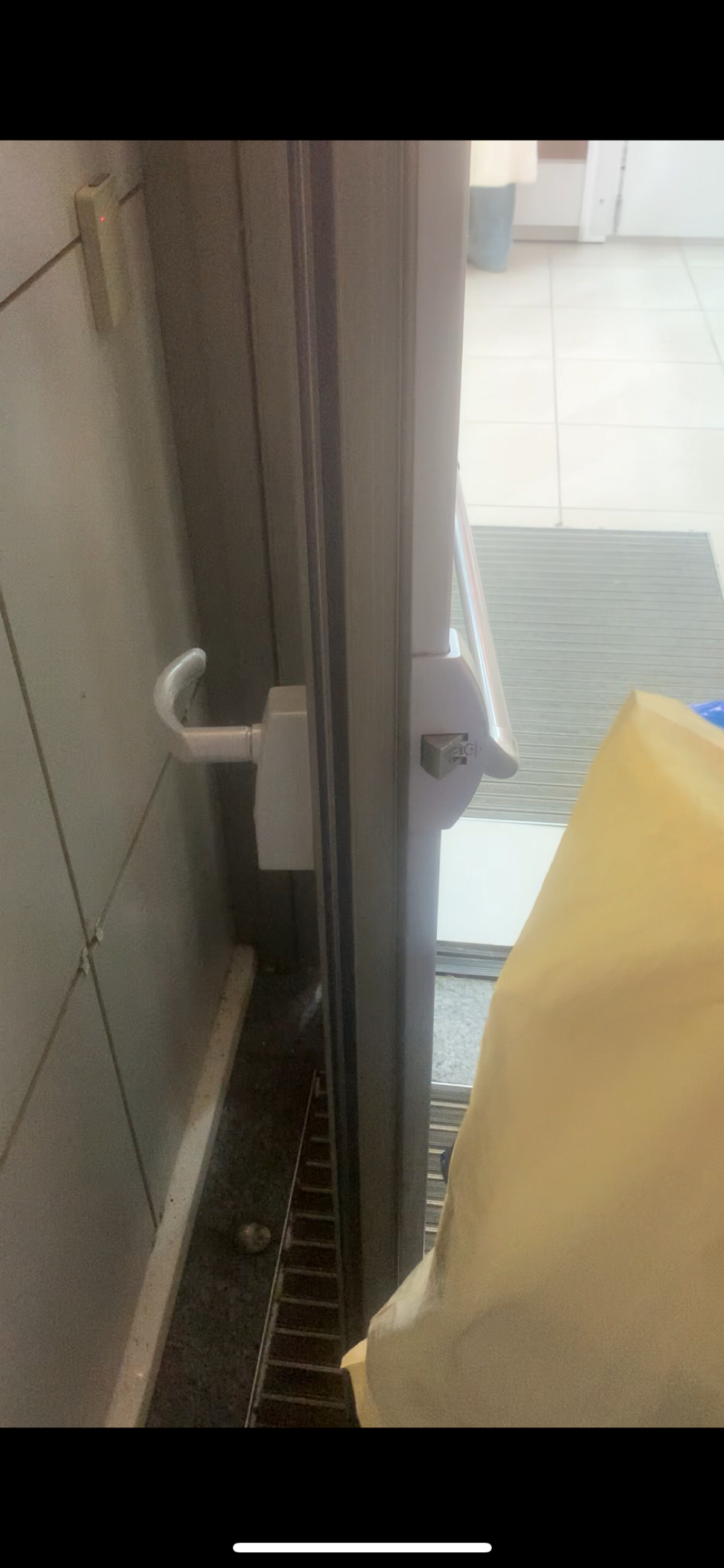 Увидел идеальную дверь: маленькая деталь, большой UX | Сетка — социальная сеть от hh.ru