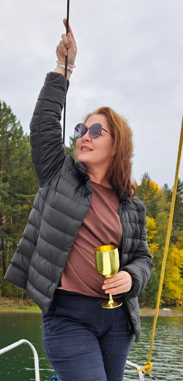 Яхта небесно синего цвета, скользящая по глади красивейшей реки, по берегам которой царствует осень во всей своей щедрой красе. 🍂
Золотые листья, будто тысячи солнечных монет, кружились в воздухе | Сетка — социальная сеть от hh.ru