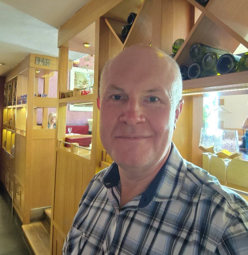 Почему мы про деньги говорим языком боли, а не изобилия?  
Замечали, как мы описываем свои отношения с деньгами? Чаще всего — языком боли, преодоления и напряжения | Сетка — социальная сеть от hh.ru