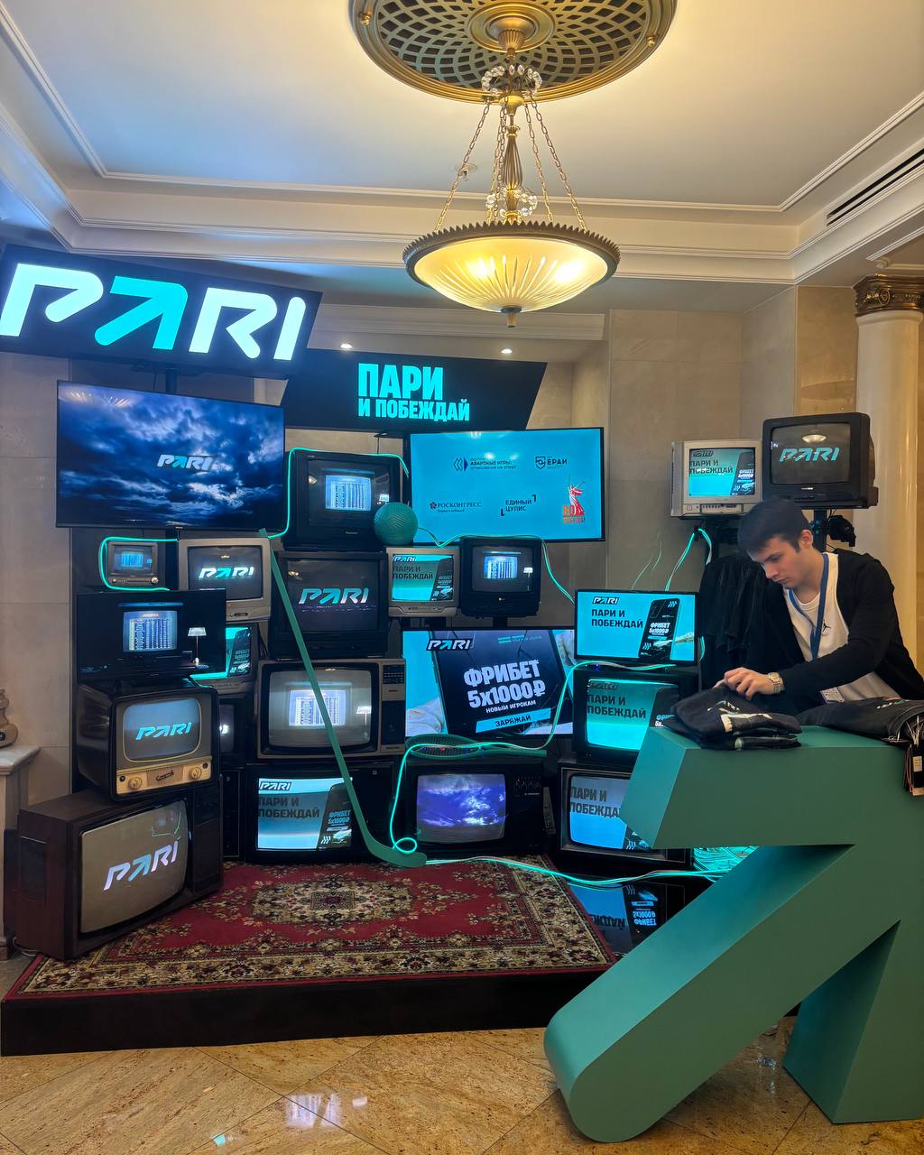 ⚡️ Стенды на форуме «Азартные игры»!
При входе встречает Рольф.
На 2-м этаже ЦУПИС, Pari, Бетсити, Leon, Olimpbet.
У Fonbet 3 зоны — стенд БК, Корпорация добра и бар | Сетка — социальная сеть от hh.ru