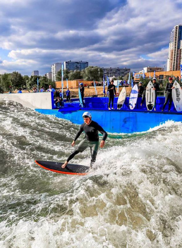 🏄🏻Бесплатный тренажер по серфингу появился Большом Строгинском затоне
Опытные спортсмены смогут отточить мастерство и освоить трюки, а начинающие – стоять на доске и выполнять базовые движения | Сетка — социальная сеть от hh.ru