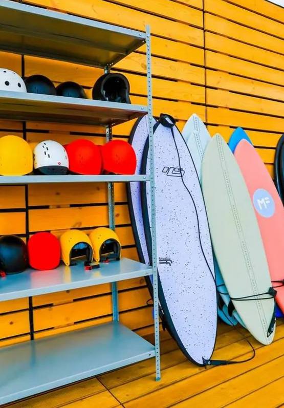 🏄🏻Бесплатный тренажер по серфингу появился Большом Строгинском затоне
Опытные спортсмены смогут отточить мастерство и освоить трюки, а начинающие – стоять на доске и выполнять базовые движения | Сетка — социальная сеть от hh.ru