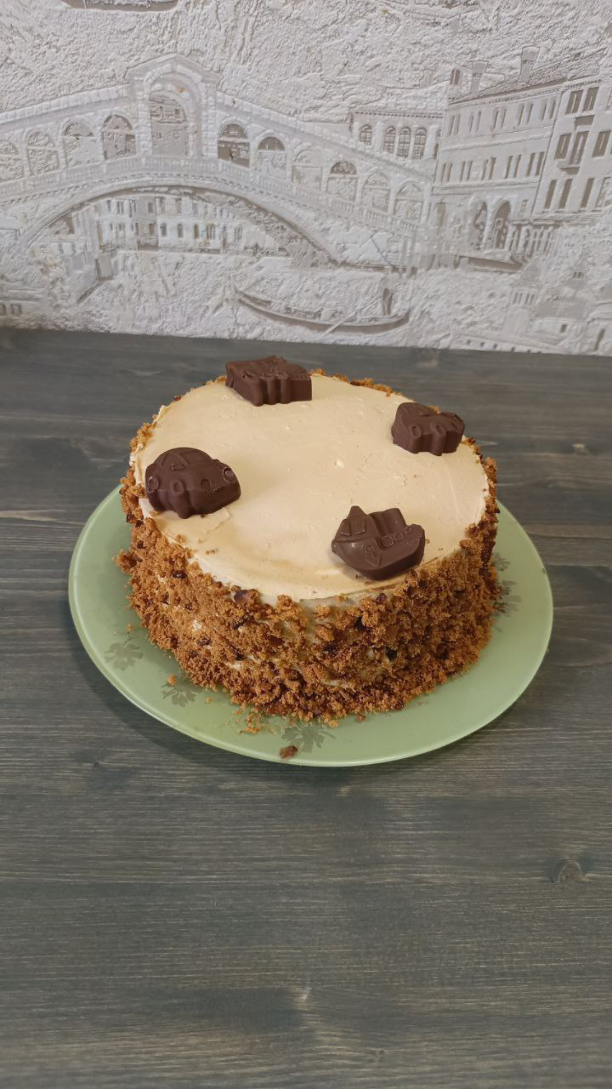 Знаете, чем мы завершили наш первый день адаптации? 🎉
Тортом!🍰  
А почему бы и нет? Мы празднуем дни рождения и выпускные | Сетка — социальная сеть от hh.ru