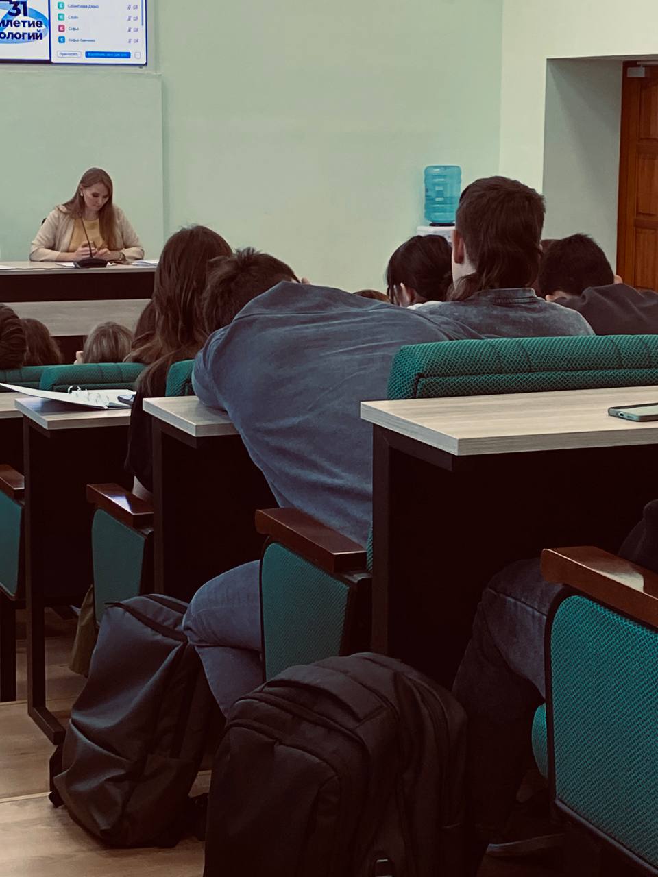Куда ни приезжаю выступать, всюду вижу теплый прием 😁
P.S. Думаю попробовать вести свадьбы - интересно, какой эффект будет там. | Сетка — социальная сеть от hh.ru