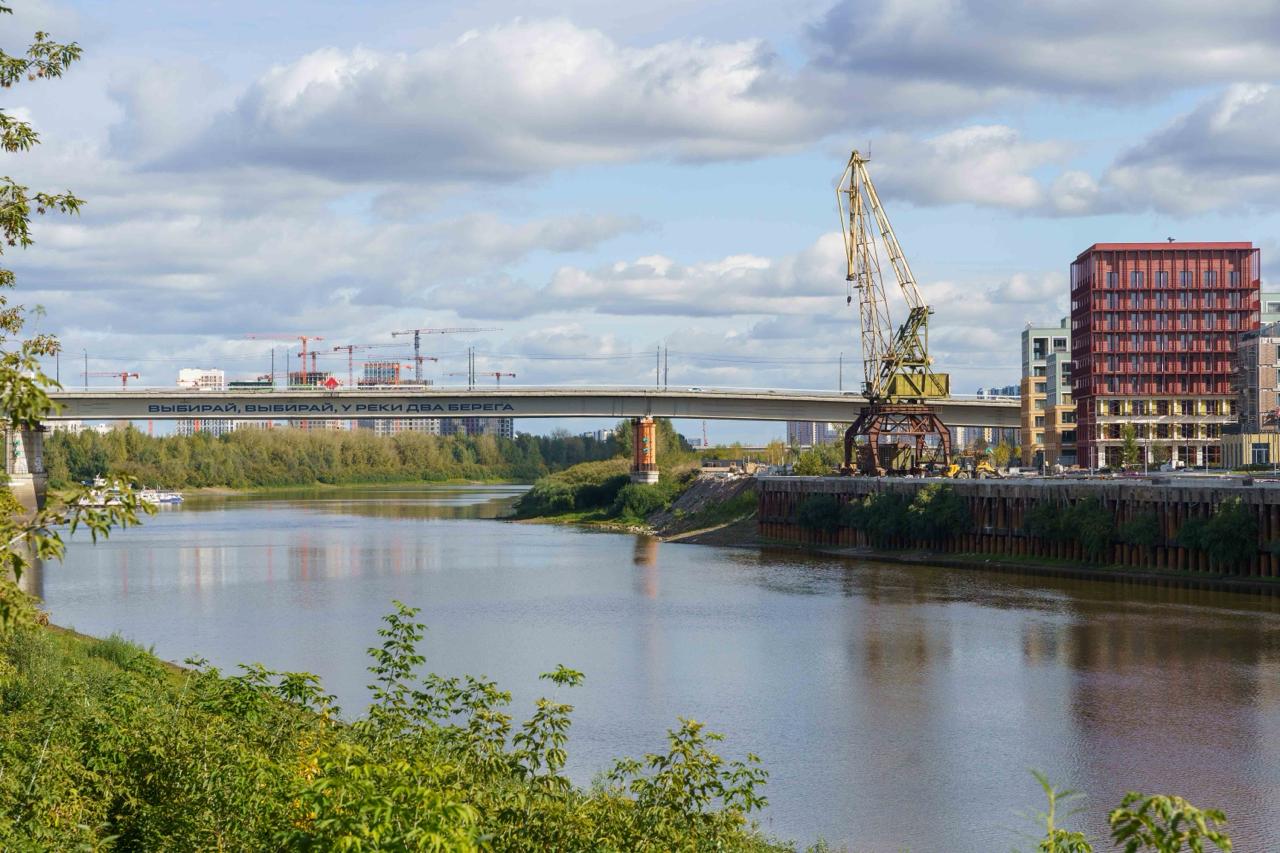 На мосту через Туру появилась надпись: «Выбирай, выбирай, у реки два берега».
Застройщик Брусника активно застраивает оба берега Туры в Тюмени | Сетка — социальная сеть от hh.ru