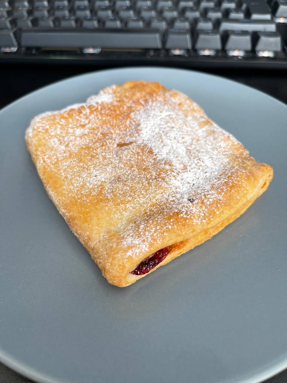 Как AI становится вашим личным фуд-стилистом 🍒📸  
Сегодняшний кейс: одна слойка с вишней и наш AI-художник Art banana (@artbananabot)  | Сетка — социальная сеть от hh.ru