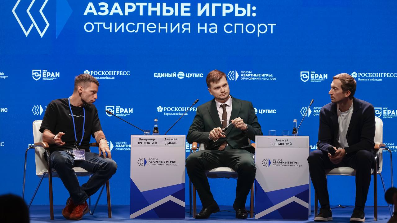 📊 Самая насыщенная сессия дня!
Коллеги из Pari выдали тонну инсайдов.
Алексей Диков и Алексей Левинский (вошли в топ-1000 менеджеров с Русланом Медведем) порадовали цифрами | Сетка — социальная сеть от hh.ru