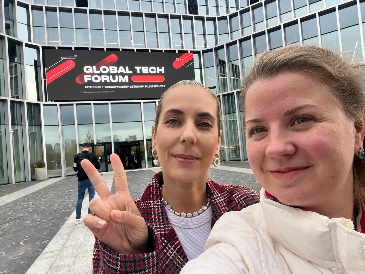 Сегодня была на Global Tech forum!
Впечатлений много, интересного тоже;)
Натренировали с Анисой насмотренность☺️
🤳 хочу оставить и впечатления 👉🏻 | Сетка — социальная сеть от hh.ru