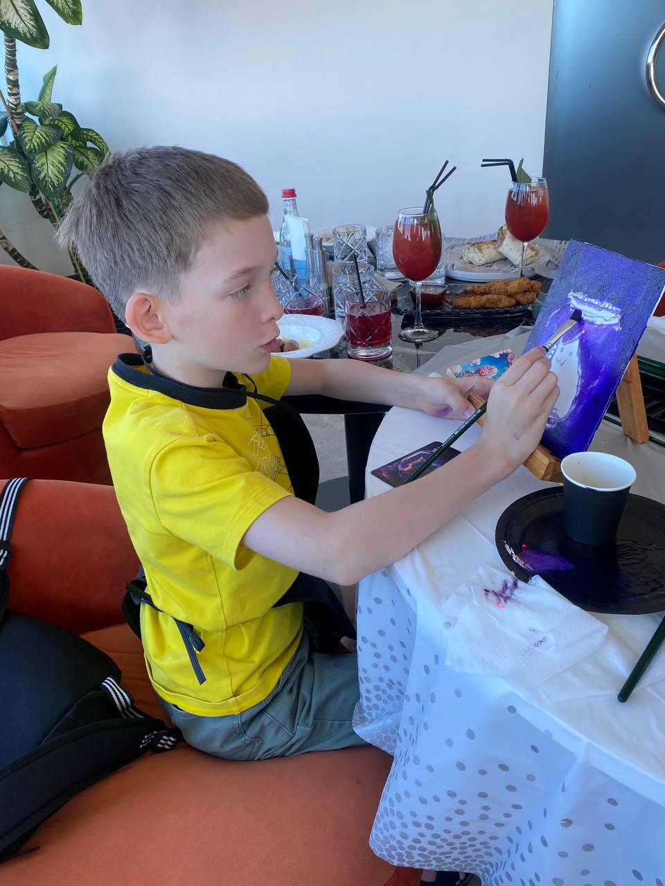 Всем привет 🙂
В прошлую субботу состоялся мой МК «Холст. Масло. Вино. Но это неточно», в Сочи, уже во второй раз ☺️
Все пошло немного не по плану и наш любимый ресто-паб «Кит» бал закрыт на спец | Сетка — социальная сеть от hh.ru